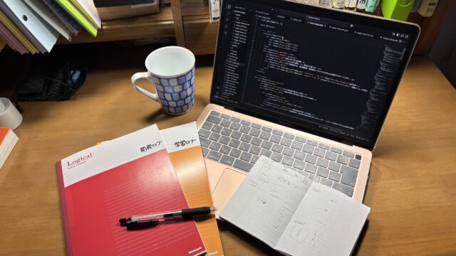 MacBookとノートとメモ帳とペンとマグカップ